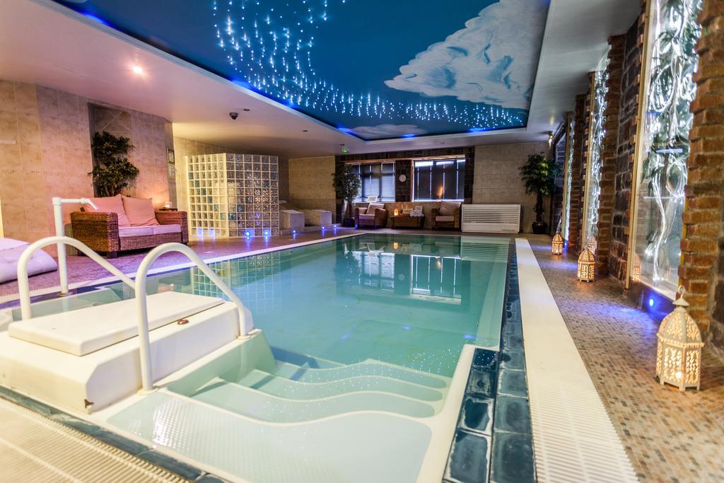 Airport View Hotel And Secret Spa Lusk Dış mekan fotoğraf