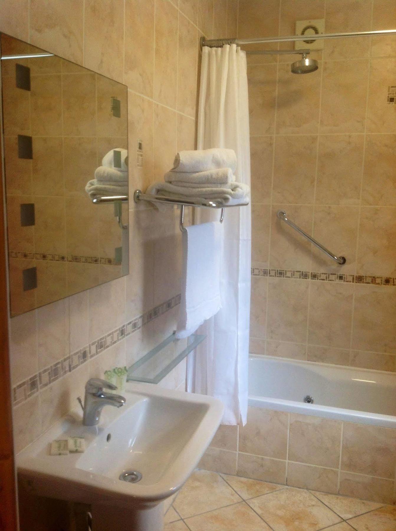 Airport View Hotel And Secret Spa Lusk Dış mekan fotoğraf