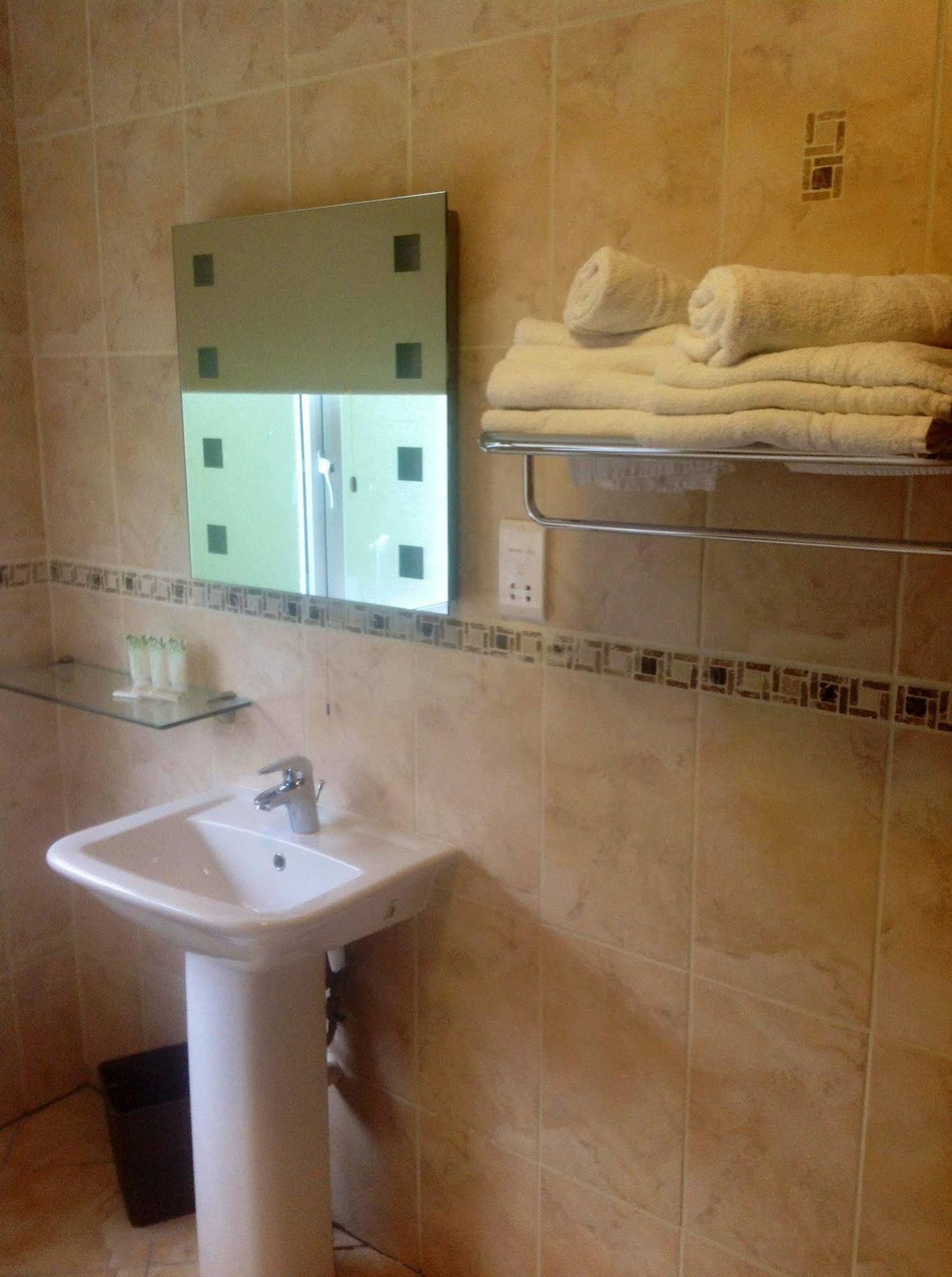 Airport View Hotel And Secret Spa Lusk Dış mekan fotoğraf