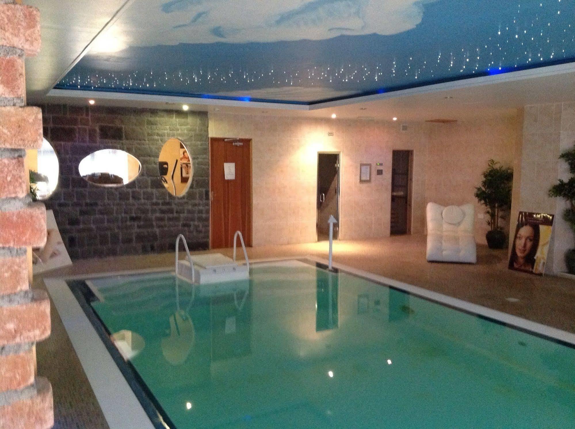 Airport View Hotel And Secret Spa Lusk Dış mekan fotoğraf