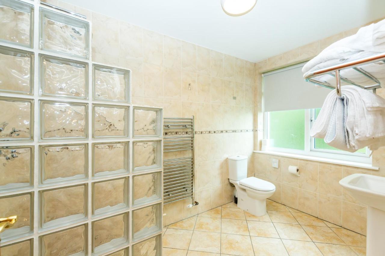Airport View Hotel And Secret Spa Lusk Dış mekan fotoğraf